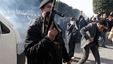 Les forces de sécurité tunisiennes ont tiré en l'air et fait usage d'un canon à eau lundi dans le centre de Tunis pour disperser un millier de manifestants réclamant la mise à l'écart du parti au pouvoir. /Photo prise le 17 janvier 2011/REUTERS/Zohra Bens