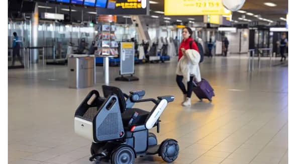 Fauteuil autonome disponible à l'aéroport de Schiphol d'Amsterdam
