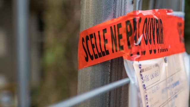Un scellé sur les lieux des fouilles dans l'ancienne maison familiale des Seznec à Morlaix, le 24 février 2018.