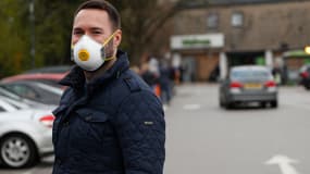 Un homme porte un masque de protection dans le sud de Londres, le 29 mars 2020.