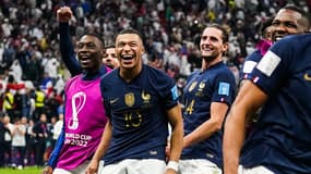 Les Bleus célèbrent la victoire contre l'Angleterre au Mondial 2022
