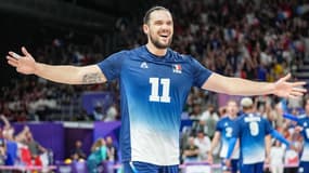 Antoine Brizard avec l'équipe de France de volley en août 2024