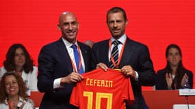 Le président de l'UEFA, Aleksander Ceferin (à droite), reçoit un maillot symbolique des mains du président de la Fédération espagnole de football, Luis Rubiales, lors de l'AG de la Fédération espagnole, le 24 juillet 2018 à Madrid