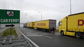 Des camions rentrent dans le port de Calais pour travers la manche. (photo d'illustration)