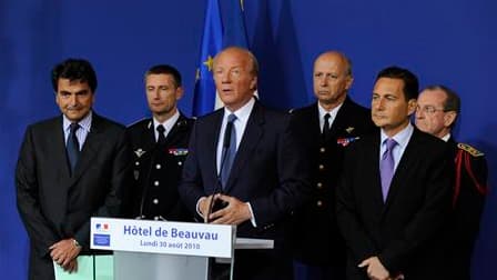 Le ministre de l'Intérieur, Brice Hortefeux (au centre) et le ministre de l'Immigration, Eric Besson (à droite), lors d'une conférence de presse à Paris. Le gouvernement affirme qu'il va poursuivre et intensifier sa politique à l'égard des Roms malgré les