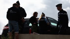 Des gendarmes contrôlent les participants arrivant au village de l'eau à Melle (Deux-Sèvres) avant une manifestation contre la construction de "mégabassines" le 16 juillet 2024. 