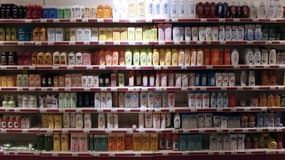 Des bouteilles de shampoing dans un supermarché d'Hérouville Saint-Clair (Calvados), en février 2013 (photo d'illustration).