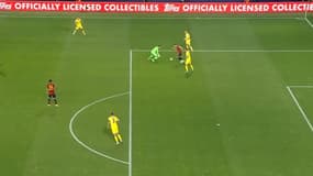 Après une erreur de relance du gardien, l'attaquant espagnol Sergio Camello récupère le ballon et marque... avant que son but soit refusé de manière incompréhensible, à l'Euro Espoirs, le 27 juin 2023
