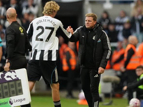 Nick Woltemade félicité par Eddie Howe lors d'un match de Newcastle en Premier League, le 28 septembre 2025