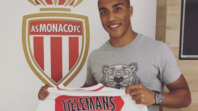 Youri Tielemans s'est officiellement engagé avec l'AS Monaco, jusqu'en 2022.