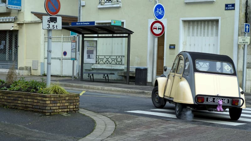 Une Citroën 2CV dans les rues de la commune de Champlan, en Essonne, en banlieue parisienne.