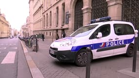 Véhicule de police posté devant le Lycée Louis le Grand, jeudi.