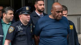 L'homme soupçonné d'avoir tiré dans le métro de New York emmené par des policiers peu après son arrestation le 13 avril 2022