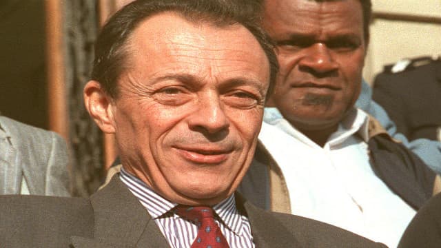 Michel Rocard et Jean-Marie Tjibaou, le 29 octobre 1988 à Conflans-Sainte-Honorine, célébrant la victoire du "oui" au référendum de Nouvelle-Calédonie.