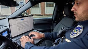 Un policier utilisant un outil d'IA pour rédiger un rapport.