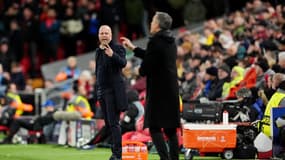 Arne Slot donne des consignes lors de Liverpool-PSG (0-1, 1 t.a.b. 4, Ligue des champions), le 11 mars 2025