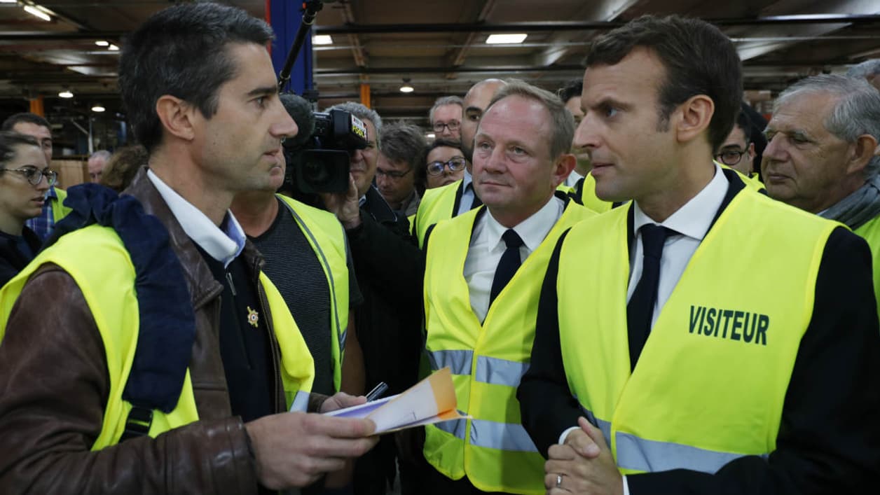 Emmanuel Macron, avec le député France Insoumise François Ruffin, lors de la visite de l'usine Whirlpool d'Amiens en octobre 2017. Emmanuel Macron, avec le député France Insoumise François Ruffin, lors de la visite de l'usine Whirlpool d'Amiens en octobre 2017.