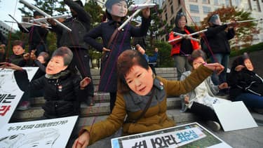 Une manifestation d'opposants portant des masques à l'effigie de la présidente sud-coréenne Park Geun-Hye et de sa confidente