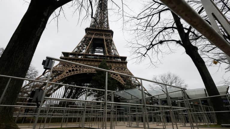 La Tour Eiffel fermée en raison d'un mouvement de grève, le 20 février 2024 à Paris.