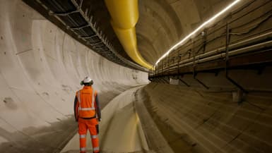 Un ouvrier sur le chantier de construction de la ligne 15 du futur métro du Grand Paris, le 19 février 2021