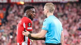 L'incompréhension d'Inaki Williams auprès de l'arbitre Espen Eskas lors du match Bilbao-Manchester (0-3, Ligue Europa), le 1er mai 2025