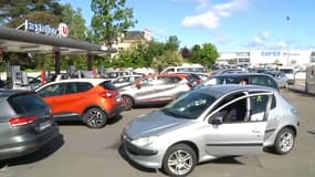 Les files s'allongent devant les stations-services