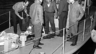 Une vedette de la douane ramène des débris de la Caravelle qui s'est abîmée en mer à quelques kilomètres du Cap d'Antibes, le 11 septembre 1968
