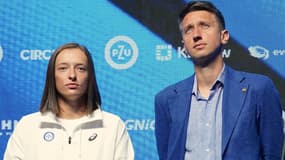 La polonaise Iga Swiatek, numéro un mondial du tennis, et le joueur de tennis ukrainien à la retraite Sergiy Stakhovsky assistent à une conférence de presse avant l'événement de tennis caritatif "Iga Swiatek et les amis de l'Ukraine", destiné à collecter des fonds pour les enfants et les adolescents touchés par la guerre en Ukraine, le 23 juillet 2022 à Cracovie