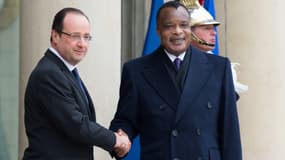 François Hollande échangeant une poignée de main avec le président congolais Denis Sassou Nguesso sur le persson de l'Elysée, lundi 8 avril 2013