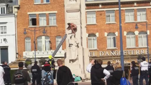 Un témoin BFMTV a filmé la scène qui s'est déroulée à Arras jeudi, sur un monuments aux morts de la ville.