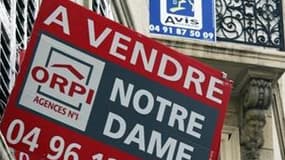 Après une forte hausse en 2010, les prix sur le marché immobilier français devraient ralentir cette année avec la remontée des taux d'intérêt, qui pèsera sur les volumes de transactions, mais une chute des prix n'est pas à craindre, selon les notaires de