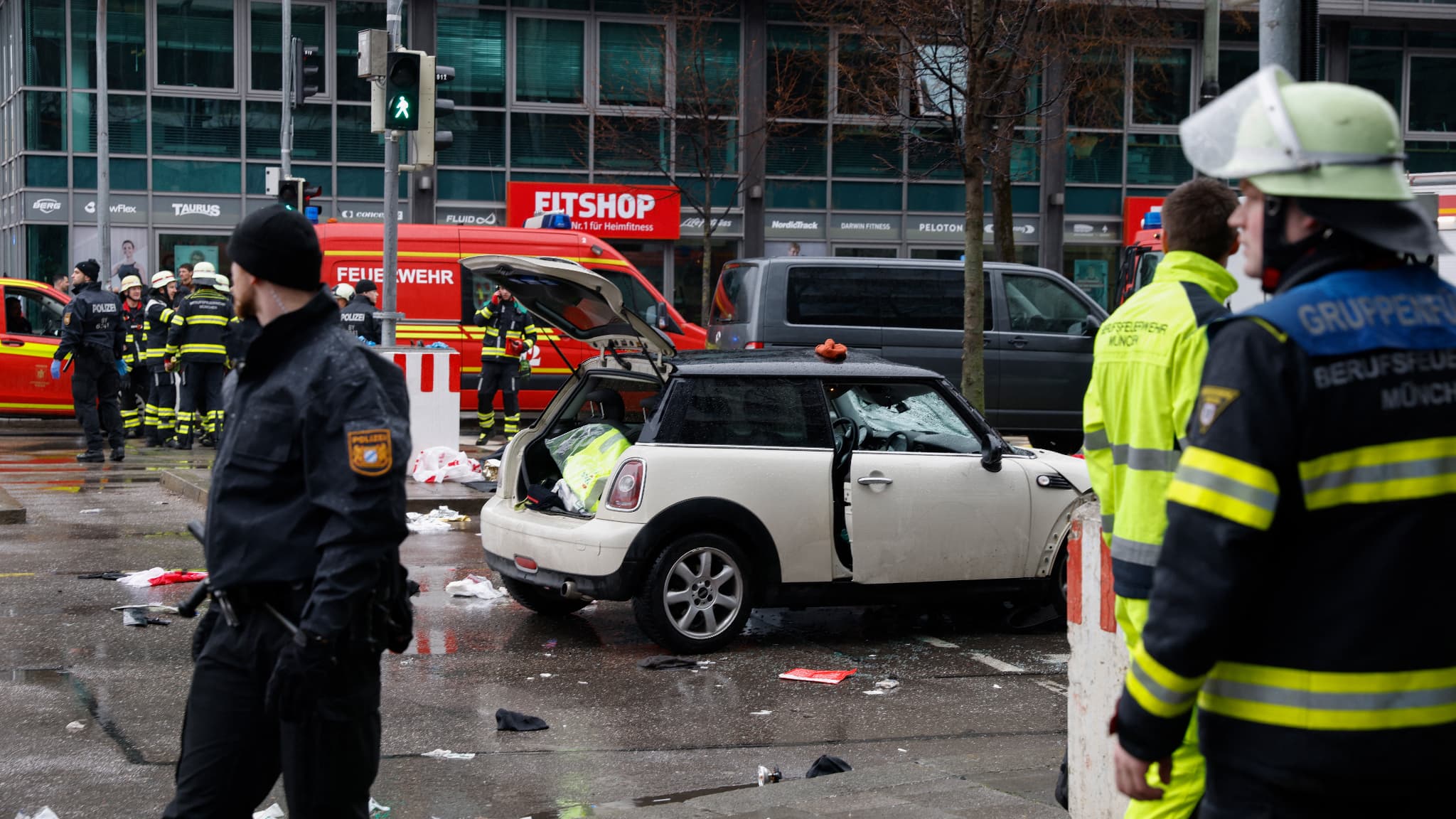 Des membres des services d'urgence travaillent sur les lieux où une voiture a foncé dans la foule dans la ville de Munich, dans le sud de l'Allemagne, le 13 février 2025. Des membres des services d'urgence travaillent sur les lieux où une voiture a foncé dans la foule dans la ville de Munich, dans le sud de l'Allemagne, le 13 février 2025.