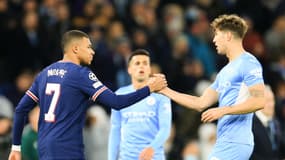 Kylian Mbappé et John Stones lors de Manchester City-PSG, le 24 novembre 2021