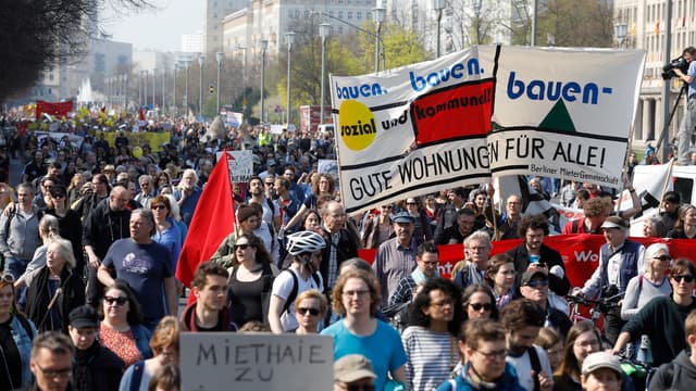 Des Allemands manifestant contre la cherté des loyers à Berlin.