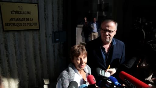 La mère du photojournaliste français Mathias Depardon, incarcéré en Turquie, devant l'ambassade turque à Paris, le 25 mai 2017