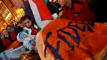 Sympathisants du Fidesz, dans les rues de Budapest. Le parti de centre droit est sorti largement en tête du premier tour des législatives en Hongrie avec 52,8% des voix tandis que les socialistes du MSZP, au pouvoir, ne remportaient que 19,3%, selon le dé