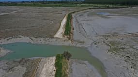 Cette vue aérienne prise le 5 mai 2022 montre une rupture de digue à Lancieux, dans l'ouest de la France