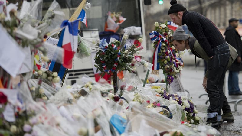 Des membres du groupe Eagles of Death Metal se recueillent à proximité du Bataclan