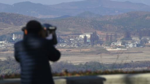 Une femme observe la Corée du Nord depuis un poste d'observation en Corée du Sud à Paju près de la zone démilitarisée (DMZ), le 14 novembre 2017 Une femme observe la Corée du Nord depuis un poste d'observation en Corée du Sud à Paju près de la zone démilitarisée (DMZ), le 14 novembre 2017