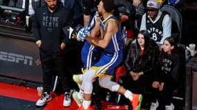 Stephen Curry fête un panier sous les yeux de Drake