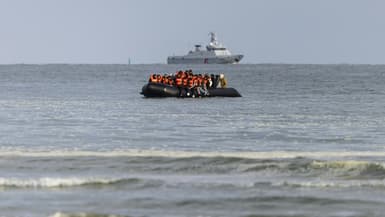 Des migrants à bord d'un bateau de passeurs pour tenter de traverser la Manche jusqu'au Royaume-Uni, sur la plage de Gravelines, près de Dunkerque, dans le nord de la France, le 26 avril 2024(photo d'illustration).