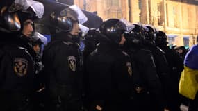 Des policiers déployés sur la place de l'Indépendance, à Kiev, le 10 décembre.