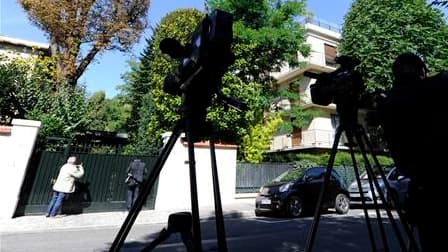 Caméras postées devant la propriété de Liliane Bettencourt à Neuilly-sur-Seine. Une perquisition a été menée mercredi au domicile de l'héritière de L'Oréal, dans le cadre de l'enquête menée par le juge Isabelle Prévost-Desprez sur les accusations d'abus d