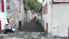 Une rue du village d'Etsaut dimanche 8 septembre après les intempéries qui ont frappé le département des Pyrénées-Atlantiques la veille.