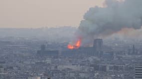 Impressionnant incendie à Notre-Dame de Paris - Témoins BFMTV