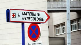 Un panneau de signalisation indiquant la direction d'une maternité (image d'illustration)