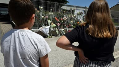 Des élèves se recueillent devant les fleurs déposées au collège Françoise Dolto à Nogent, au lendemain du meurtre d'une surveillante, le 11 juin 2025 en Haute-Marne