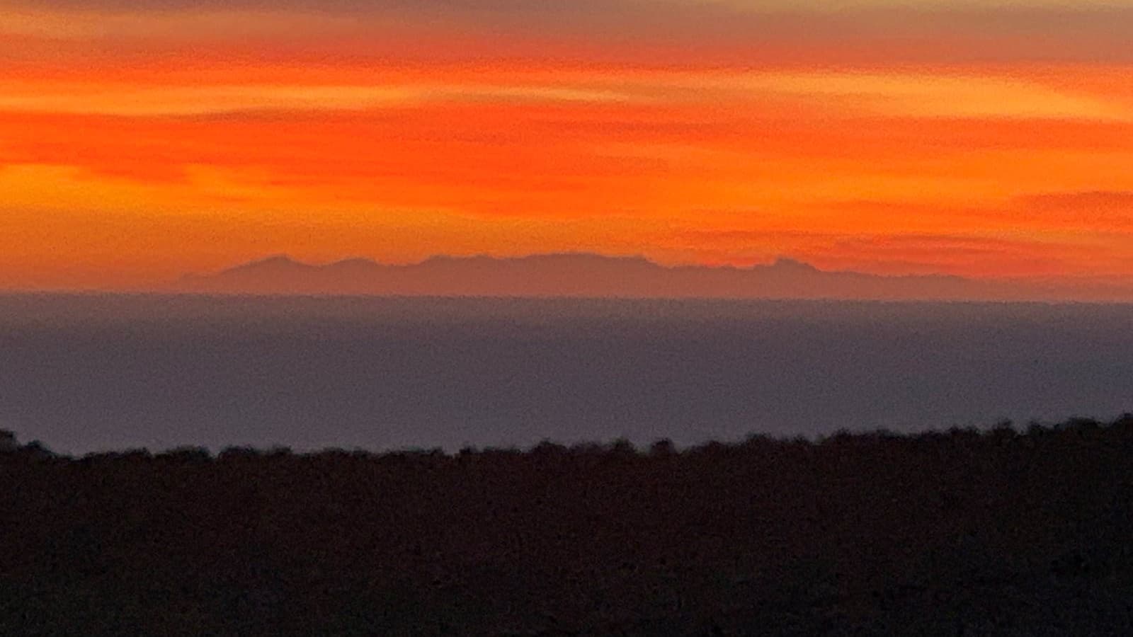 Les montagnes corses étaient visibles depuis Tourrettes-sur-Loup ce lundi.