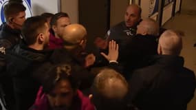 Guardiola et Cook dans le tunnel du stade de Wigan