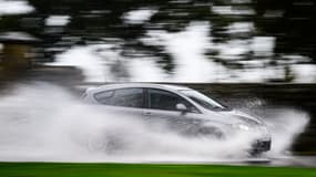 Commentaire
Une voiture passant sur une route submergée d'eau à Lavau-sur-Loire, mercredi 9 octobre
